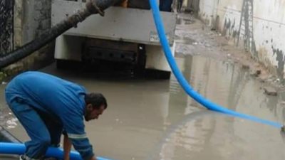 لليوم الثاني على التوالي..الوحدات المحلية بالبحيرة تواصل كسح مياه الأمطار من الشوارع والطرق