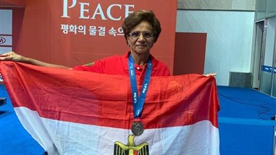 سبّاحة سبعينية حاصلة على 