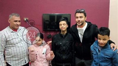 الصقر أحمد حسن يدعم ‏3‏ أشقاء مكفوفين حفظوا القرآن الكريم كاملًا في الإسكندرية (صور)