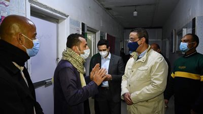 محافظ الفيوم يفاجئ مستشفى طامية المركزي بزيارة تفقدية ويوجه بتوفير بطاريات قوقعة أذن لطفلتين (صور)