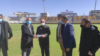 رئيس نادي بتروسبورت يتفقد حالة الملعب قبل لقاء الزمالك والجونة