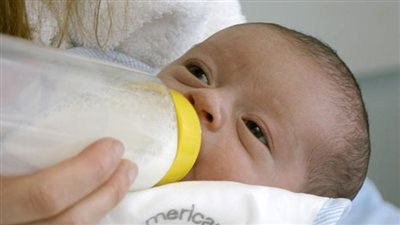 أنقذوا رضيعنا.. أسرة بالمنوفية تناشد وزارة الصحة لتوفير نوع من الألبان (صور)