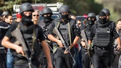 قوات الأمن التونسية تطلق الغاز المسيل للدموع لتفريق المحتجين وسط العاصمة