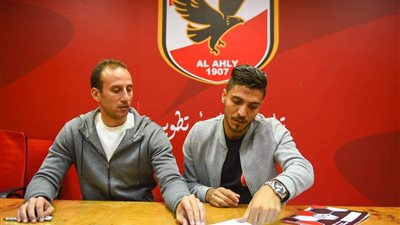 رسميًا.. محمد شريف يمدد عقده موسمين مع الأهلي 