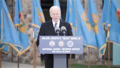 بايدن يبكي قبل تسلمه الرئاسة: زوجتي طلبت مني ألا أكون عاطفيًّا في خطابي