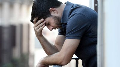 مش بس الأمهات..كل ماتريد معرفته عن اكتئاب ما بعد الولادة عند الرجل 