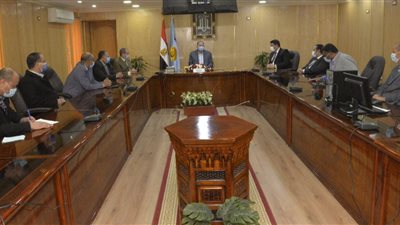 محافظ أسيوط يلتقي مدير بنك مصر وممثل وزارة قطاع الأعمال