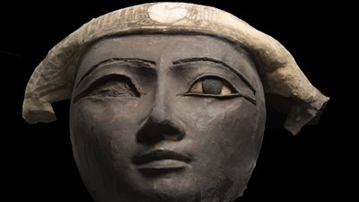 وجه تابوت من الخشب.. مصدر بالآثار يكشف أبرز القطع بمخازن المتحف المصري