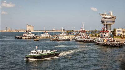 ميناء دمياط يشهد حركة نشاط واسعة في تداول البضائع العامة