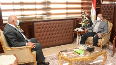 وزير التنمية المحلية يتابع مع محافظ الوادي الجديد المشروعات التنموية بالمحافظة