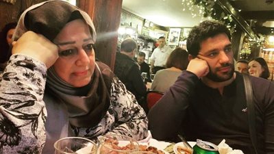 حسن الرداد يستعيد ذكرياته بصورة مع والدته: 