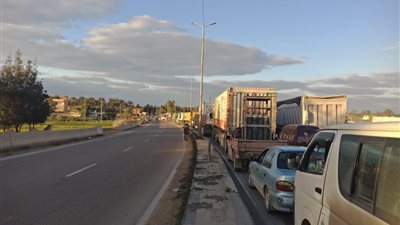 زحام بطريق مزلقان المطار ببرج العرب لأعمال إنشاء كوبري 