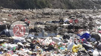 القمامة تحاصر  شوراع قرية ديروط الشريف بأسيوط  (صور)