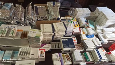 ضبط أكثر من 2500 عبوة أدوية ومستلزمات طبية مجهولة المصدر داخل شقة بالغربية (صور)