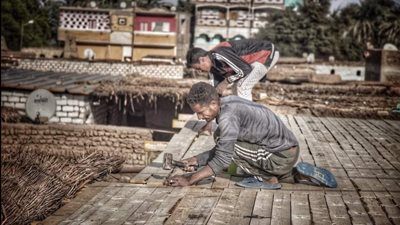 أبواب الخير تطرق الصعيد.. توزيع 15 ألف جنيه على 30 أسرة في أسوان