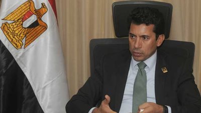 وزير الرياضة ينقل تهنئة رئيس الوزراء إلى منتخب اليد عقب الفوز على بيلاروسيا