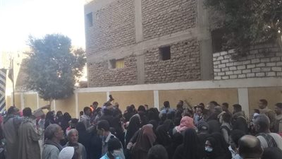 دون إجراءات احترازية.. تكدس وزحام المواطنين بقافلة طبية داخل مدرسة في دشنا بقنا