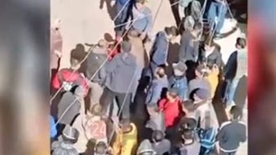 لحظة القبض على لص يسرق محتويات عقار المحلة المنهار