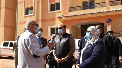 محافظ أسوان في جولة بـ