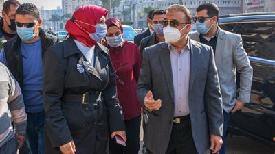 بعد شكاوى المواطنين.. محافظ الإسكندرية: 20 مليون لرفع كفاءة شارع مصطفى كامل الرئيسي (صور وفيديو)