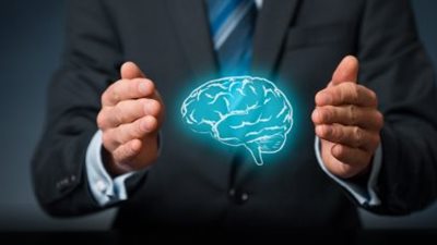 بلمسة إبداعية.. شاب يحول سيارته القديمة إلى آلة تشبه الطائرات (فيديو)