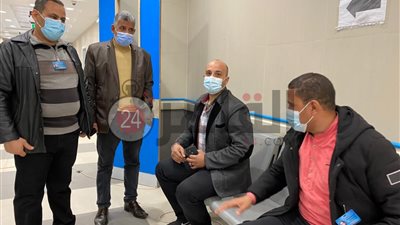 أول فريق طبي يتلقى لقاح كورونا بمستشفى أبو خليفة (أسماء)