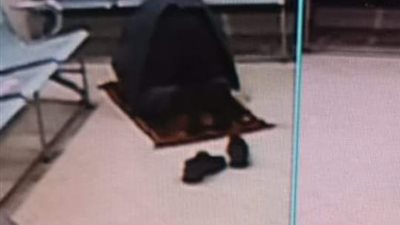 داخل العيادة.. مريض تليف كبدى يسجد لله بعد تعافيه من فيروس كورونا (صور) 