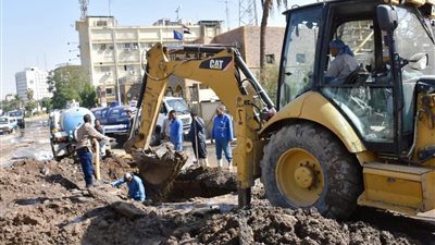 محافظ أسوان يتفقد أعمال إصلاح خط مياه الشرب الرئيسي.. ويوجه بسرعة حل المشكلة (صور)