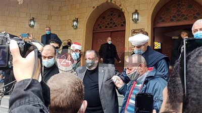 انهيار شقيق عبلة الكحلاوي في صلاة جنازة الراحلة بمسجد الباقيات الصالحات (صور)