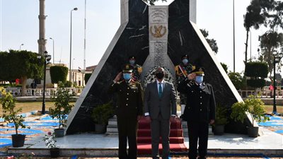 محافظ الفيوم يضع إكليلاً من الزهور على النصب التذكاري لشهداء الشرطة (صور)