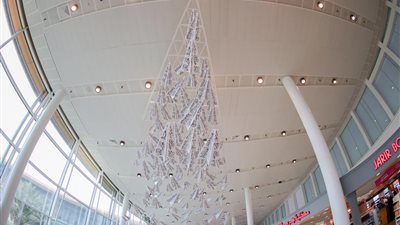 مطار سعودي يودع المسافرين بـ190 طائرة ورقية