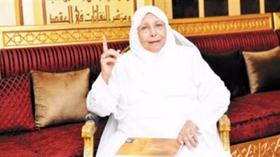 ابنة عبلة الكحلاوي تحتضن نعش الراحلة في آخر وداع بينهما (فيديو)