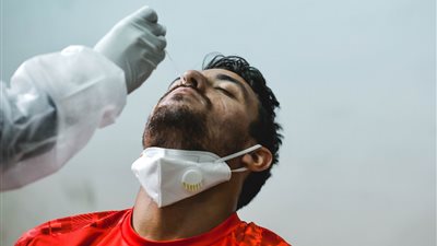 سلبية مسحة الأهلي قبل مواجهة بيراميدز.. وإعادة عينة أكرم توفيق