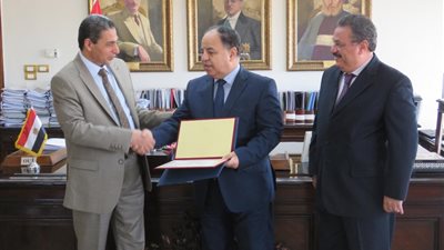 رفض رشوة كبيرة.. وزير المالية يُكرِّم رئيس مأمورية ضرائب الشركات المساهمة