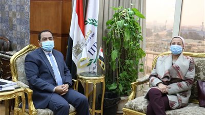 ياسمين فؤاد تبحث تعديل الهيكل التنظيمي لجهازي شئون البيئة وإدارة المخلفات 