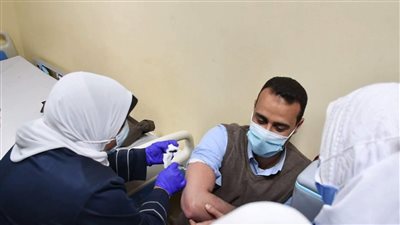 وكيل صحة الفيوم يتلقى لقاح كورونا (صور)