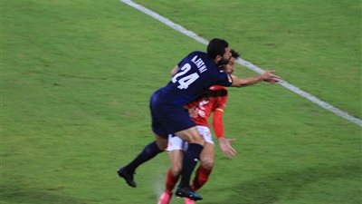 أحمد فتحي يغادر مباراة بيراميدز والأهلي للإصابة.. وعمر جابر بديلا