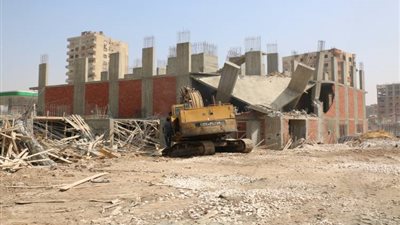 إزالة مخالفات بناء على مساحة فدانين غرب الأقصر