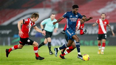 أرسنال يتقدم على ساوثهامتون بثنائية في الشوط الأول 