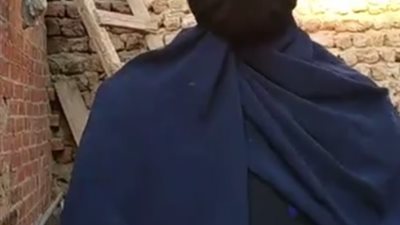 طلقها زوجها وطردها أشقائها بأطفالها وشقيقها المعاق.. سيدة بأسيوط تستغيث بالسيسي لتوفير عمل ومسكن 