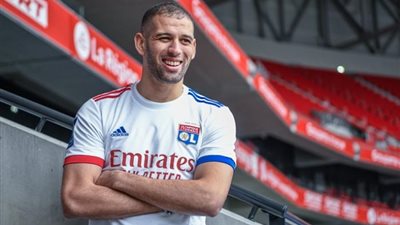 مدرب ليون الفرنسي يتغنى بـ