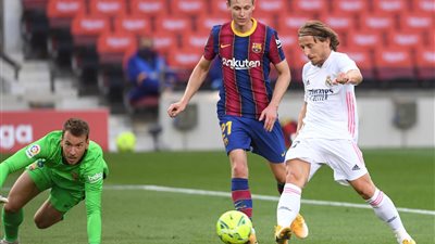 ريال مدريد يراقب مباراة برشلونة في الكأس بسبب مدافعه 