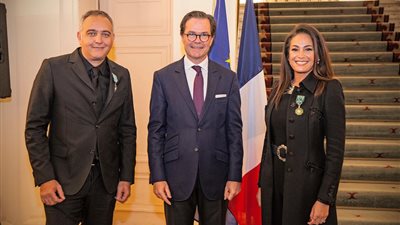 السفير الفرنسي يٌكرم هند صبري ومحمد حفظي ويمنحهما أوسمة (صور)