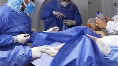 نجاح عملية جراحية دقيقة لمريض مصاب بكورونا في مستشفى السويس العام (صور)