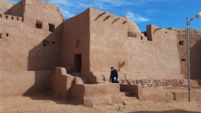 مبنية بالطوب اللبن.. تعرف على قرية بلاط الأثرية بواحة الداخلة