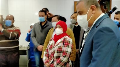 محافظ سوهاج يشهد تلقي الأطقم الطبية أولى جرعات لقاح كورونا (صور)