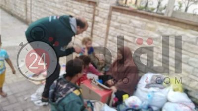 حضرت من طنطا لخلاف مع زوجها.. أم و3 أطفال يفترشون الرصيف بالإسكندرية و