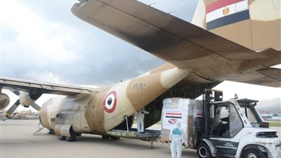 تفريغ شحنة المساعدات المصرية إلي دولة لبنان (صور)