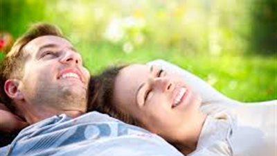 علامات تؤكد وقوع الفتاة في غرام الرجل