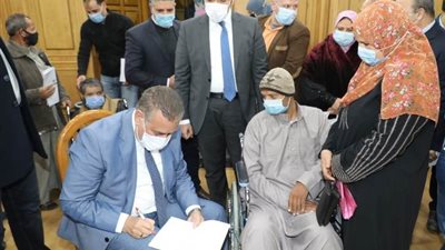 محافظ المنوفية يقرر صرف مساعدات مالية وكراسي كهربائية لحالات إنسانية بالمحافظة (صور) 